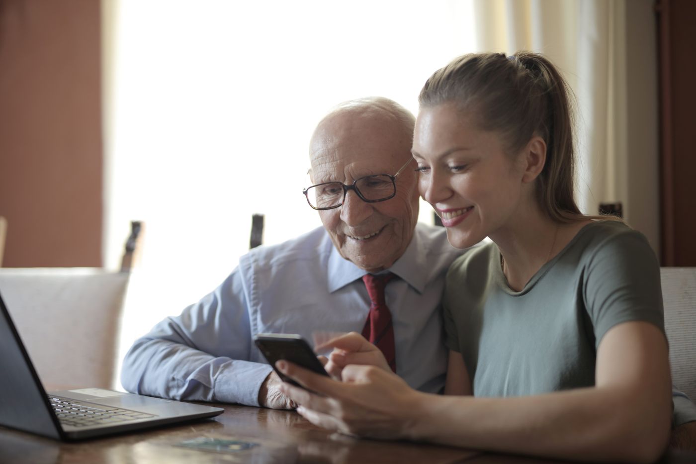 Couple de retraités consultant son suivi sur une tablette